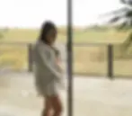 Séance photo grossesse intimiste à domicile, moments doux et élégants