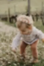 Séance photo en extérieur, capturant des instants complices en lumière naturelle