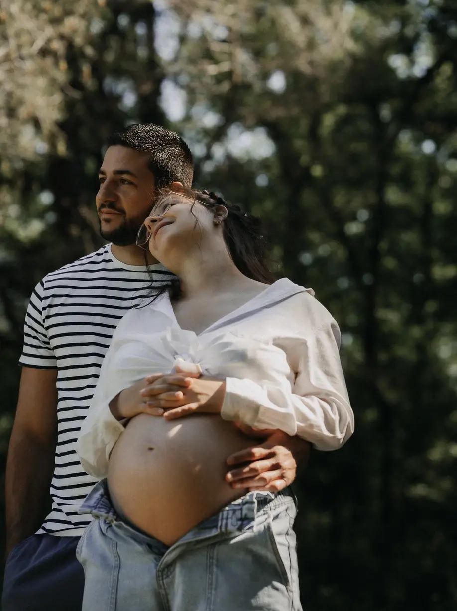 Tenues coordonnés aux textures naturelles et couleurs neutres, idéales pour des séances photo harmonieuses.