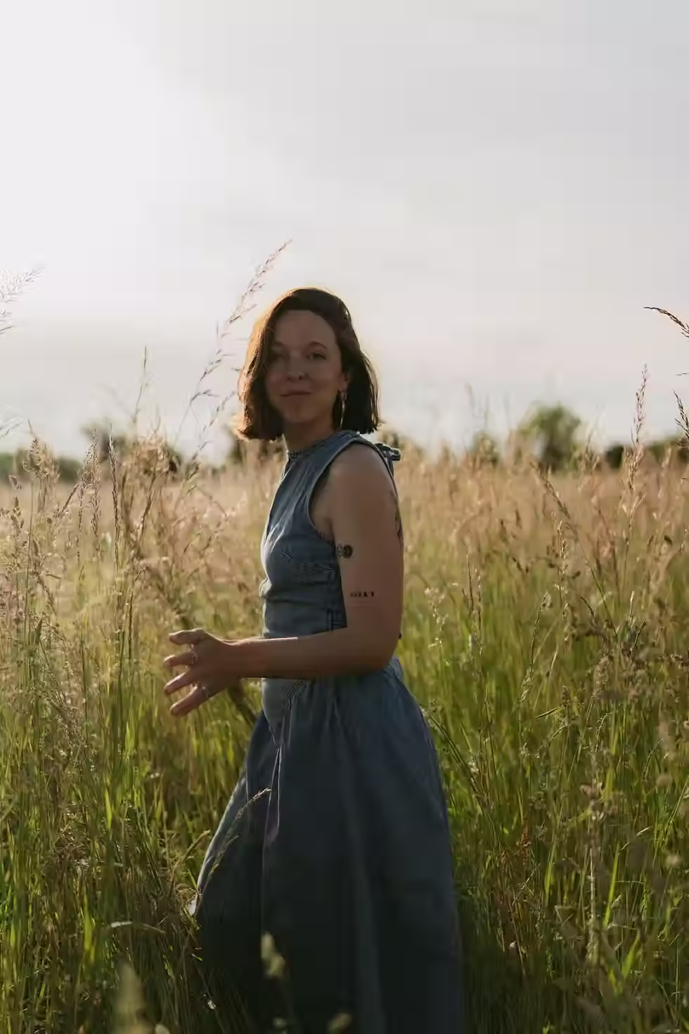 Portrait de Pauline dans une prairie à Marmande au coucher du soleil