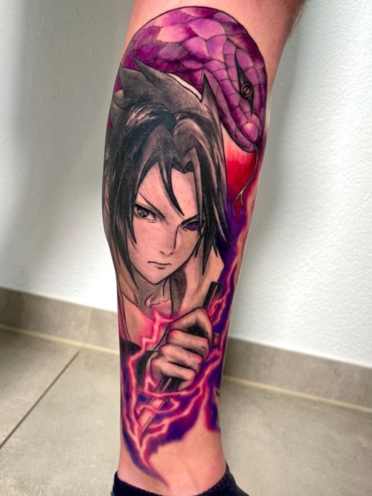 Sasuke aus Naruto Anime mit Schlange Tattoo auf Wade in Farbe Chidori Schwert
