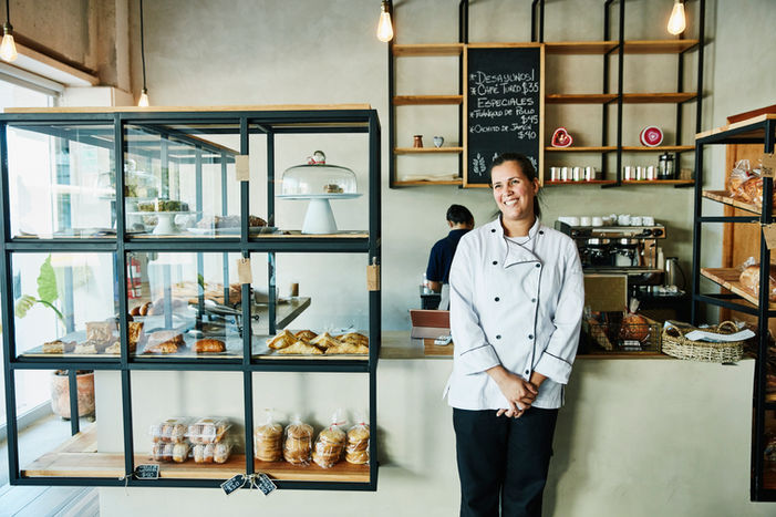 Brutar fericit în brutărie, produse de patiserie proaspete