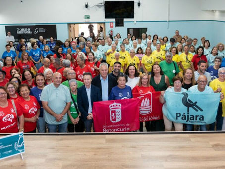 los asistentes junto con los representantes del Cabildo de Fuerteventura, la Asociación NeurolÃmpica y de Padilla Supermercados Spar