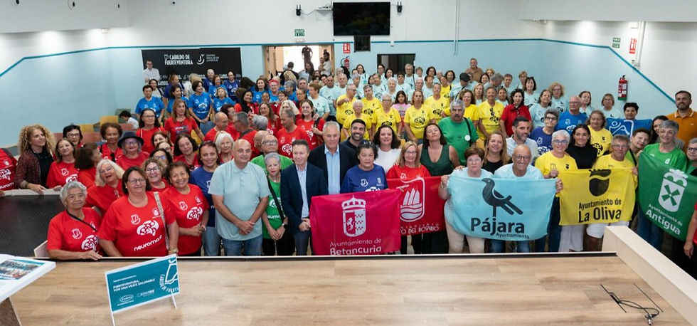 Fotografía de los asistentes junto con los representantes del Cabildo de Fuerteventura y de Padilla Supermercados Spar