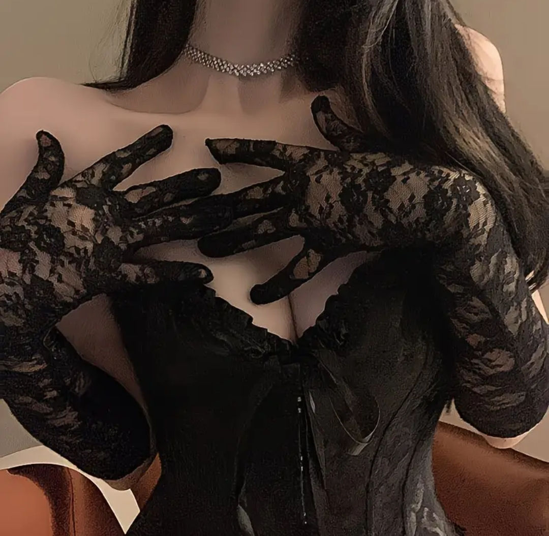 Elegant Black Lace Gloves