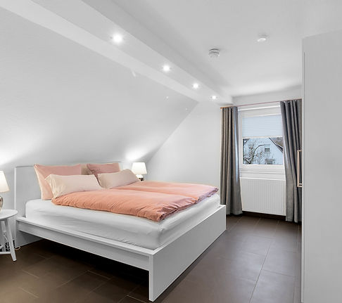 Schlafzimmer 1 (2).jpg