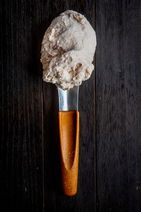 A spatula filled with vanilla flavored gelato