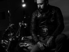 Uma foto P&B comigo junto do Berg, minha moto custom