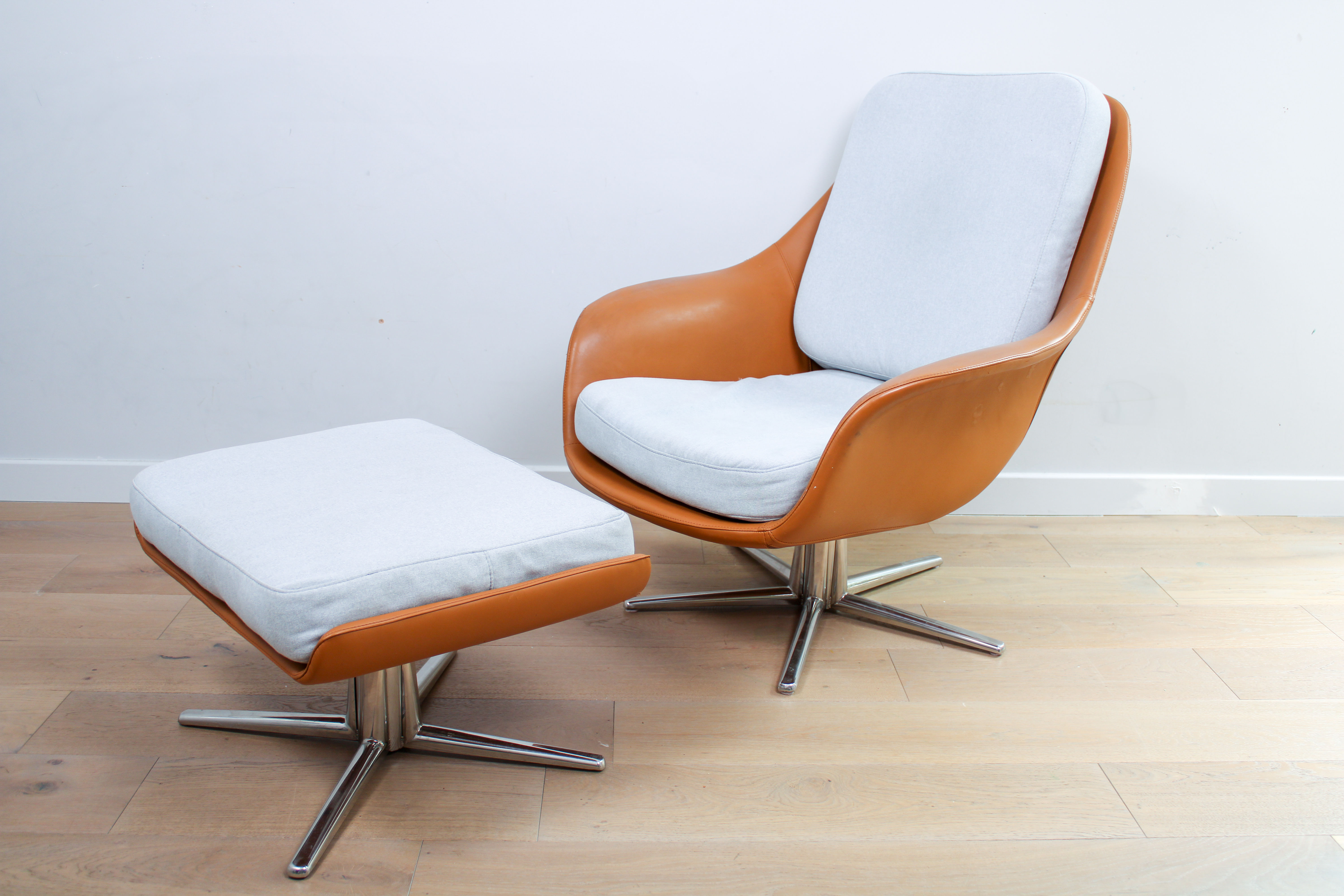 A mid-century lounge chair in the style of the Flexform Svena by Carlo Colombo