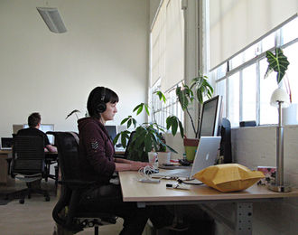 Outsourcing: Pengertian, Kelebihan, dan Kekurangan