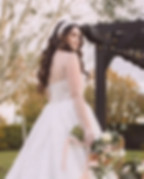 Bride with glamourous waves hairstyle with headband