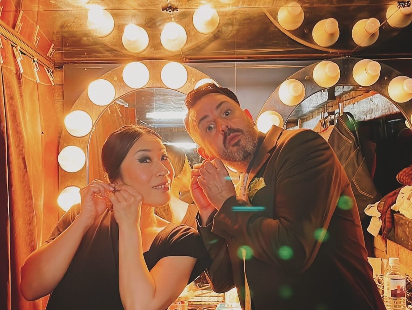 Nobue Kurosu with Beni before the performance