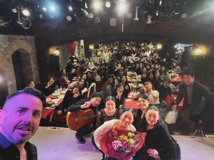 Group photograph of the audience at Alhambra during the show