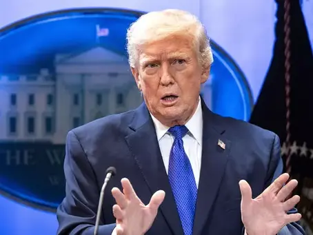 Trump cambia ancora, i nuovi dazi globali salgono al 15%