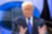 Trump cambia ancora, i nuovi dazi globali salgono al 15%