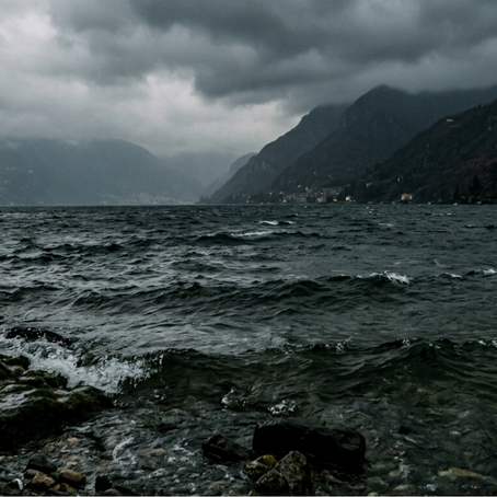 Andora: bagnino salva una donna in mare, poi rientra per soccorrere il marito, ma nessuno dei due riemerge