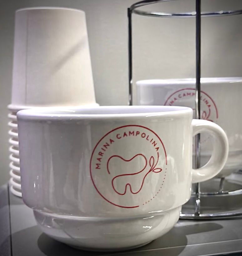 Aplicação da marca em louça