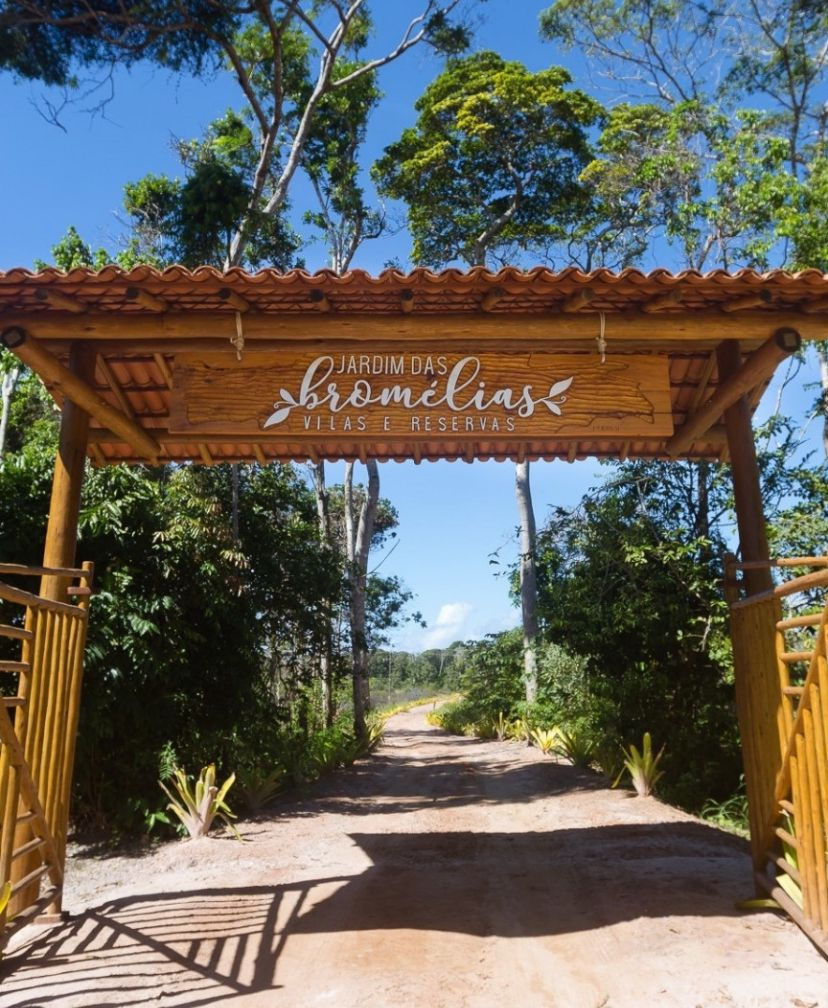 Placa de identificação de entrada do Jardim das Bromélias