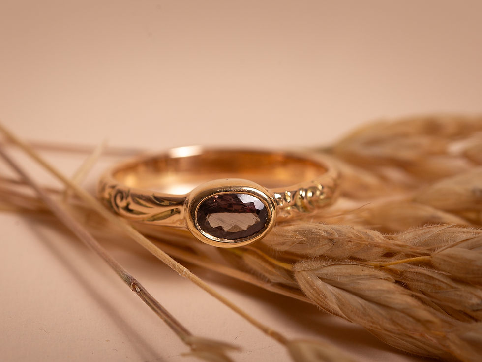 Bague en or sertie d'un grenat "change color"