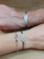 Pendentifs montés en bracelet, réalisés par nos participants lors d'un atelier en duo