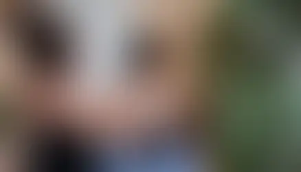 La terapeuta de Flor de Agua realizando un acompañamiento terapéutico y de reconexión corporal trabajando la confianza y la guianza interior.