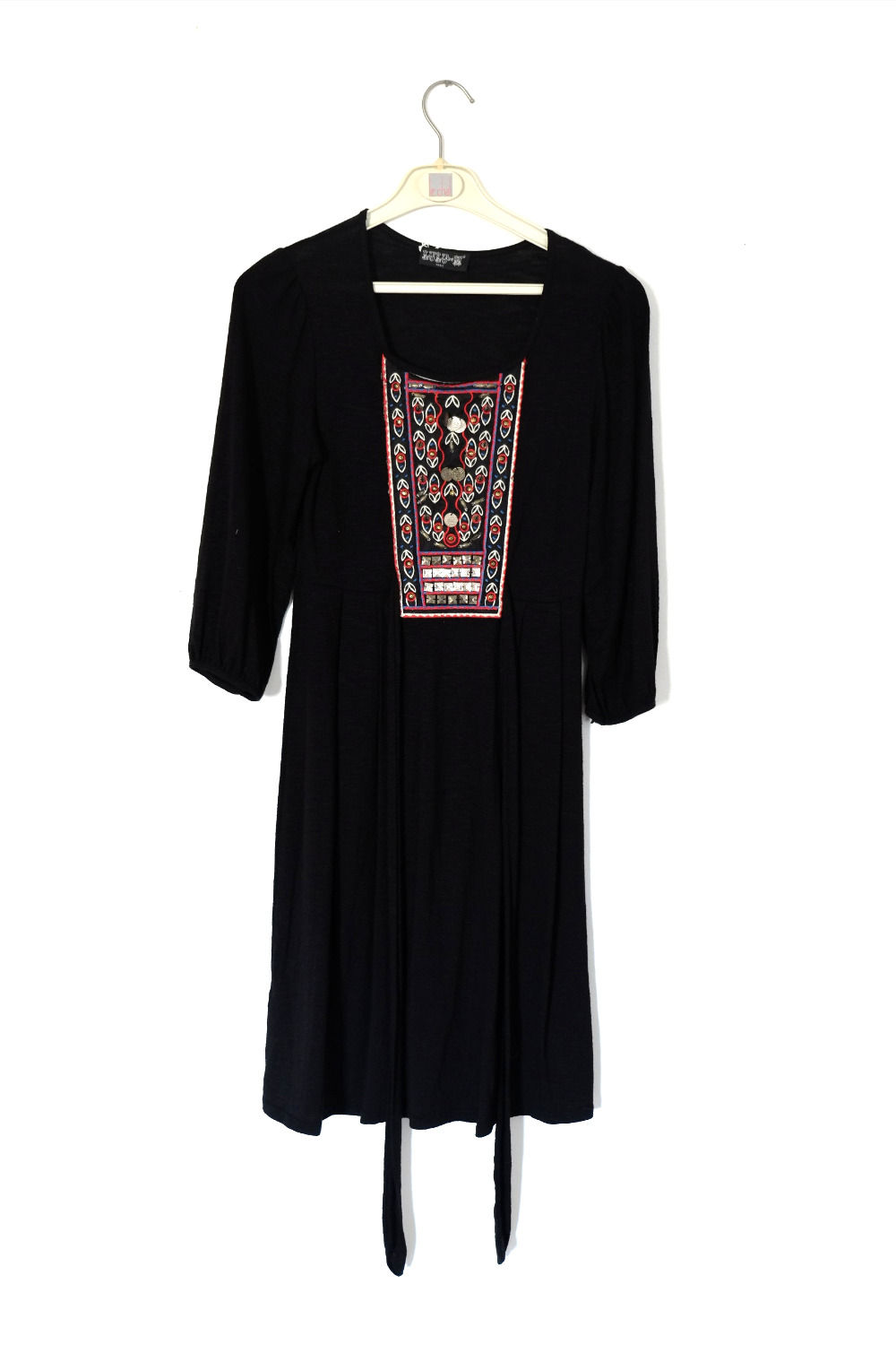 Robe noire avec détails broderies et perles