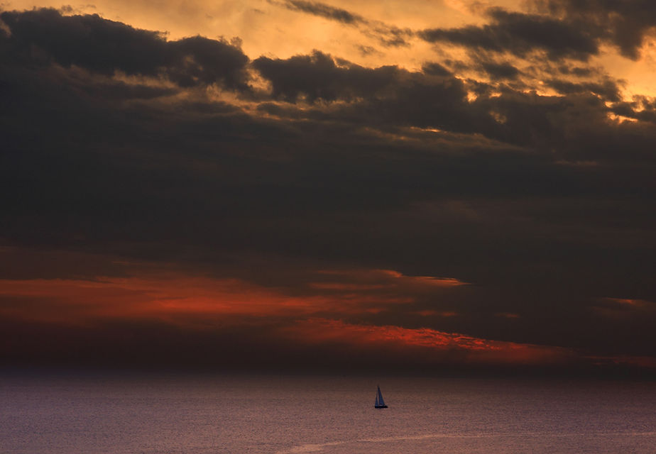 Bateau à voile au coucher du soleil