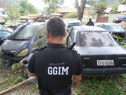 Oficina clandestina de veículos é interditada no Engenho do Mato
