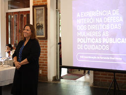 Lideranças femininas conhecem políticas para mulheres em Niterói