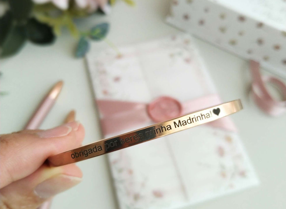 Disponível em rosa gold, Prateado e Dourado, quanto à gravação pode personalizar ao seu gosto.