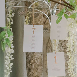 Adicione um toque extravagante ao seu evento com nossos Identificador de mesas - rose gold - Clara Maria. Esses identificadores de mesa exclusivos apresentam um encantador tema de borboleta, adicionando um toque de cor e elegância ao seu evento. Perfeitos para batizados, festas e outras ocasiões especiais, esses identificadores de mesa não só ajudarão os convidados a encontrar seus lugares, mas também adicionarão um lindo elemento decorativo às configurações da sua mesa. 