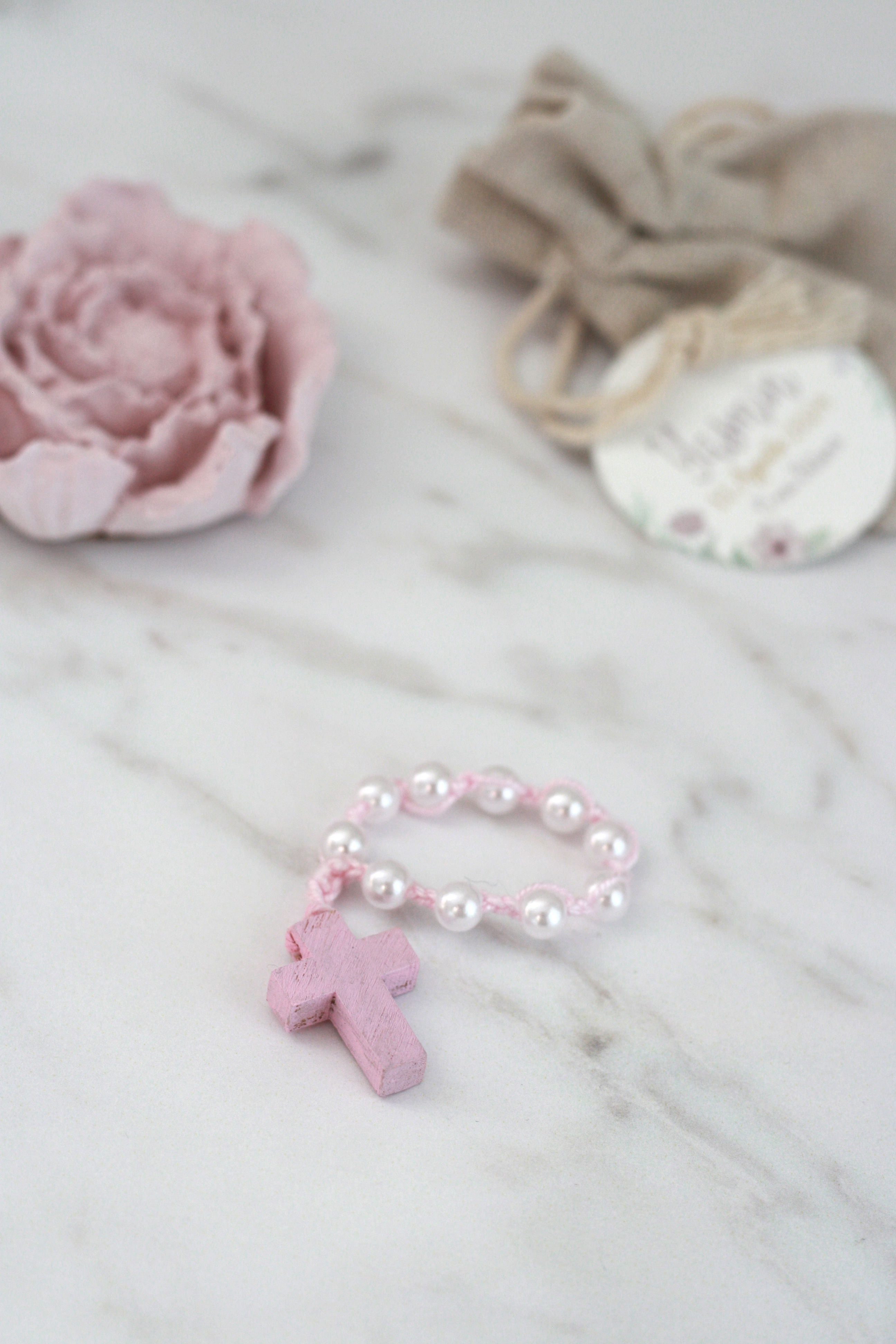 Dezena em croché rosa com pérolas e cruz rosa pintada - 01