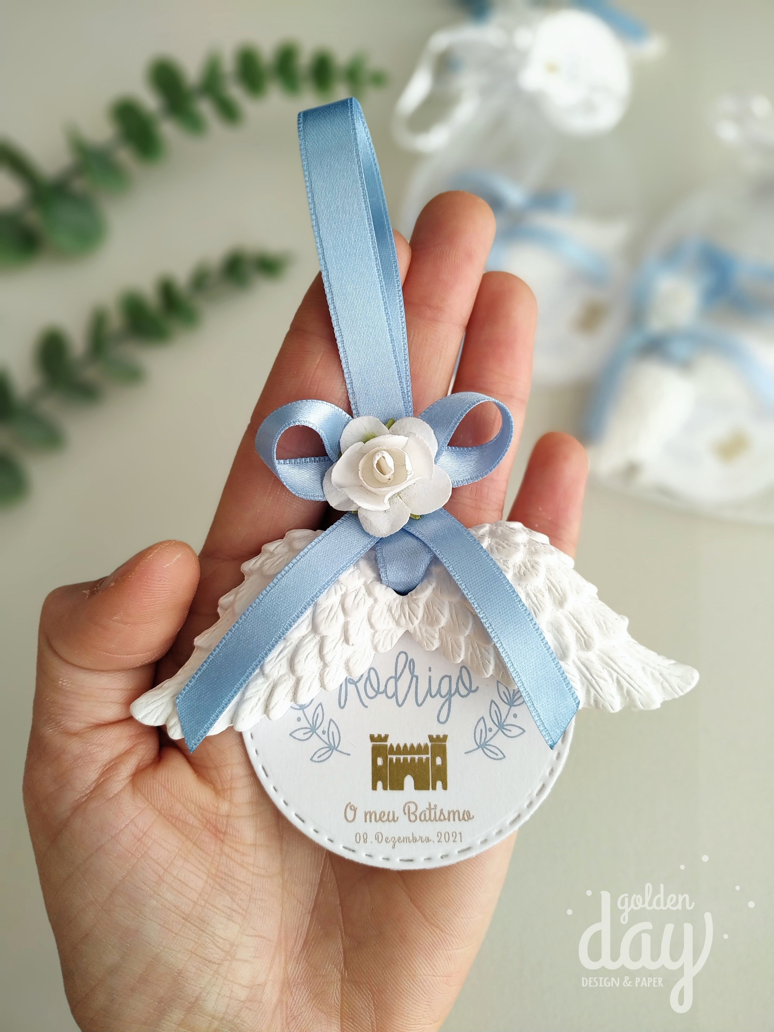 Recordação de batismo com asas de anjo em gesso - Rodrigo - 01