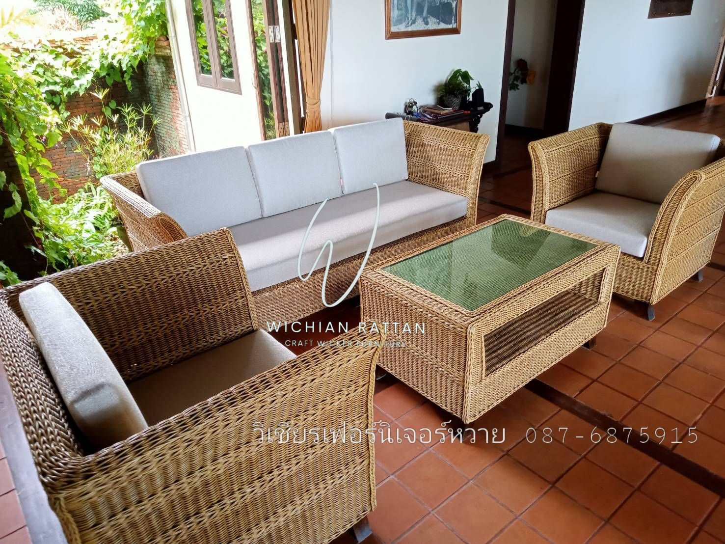 Классический диван из ротанга на деревянных ножках.