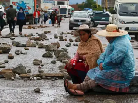 SEGUIDORES DE EVO MORALES BLOQUEAN CARRETERAS PARA EVITAR SU ARRESTO