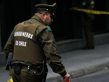 DETIENEN A MUJER POR TENENCIA DE PISTOLA Y ENTREGARLE UN ARMA A SU HIJO DE 11 AÑOS