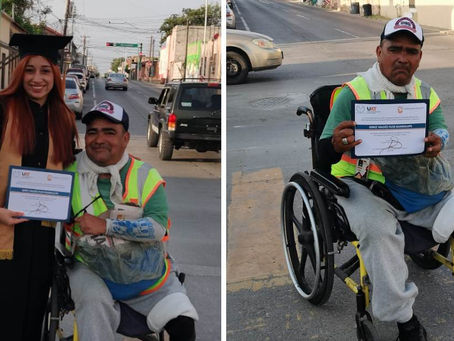 JOVEN SE GRADÚA DE LA UNIVERSIDAD Y DEDICA TÍTULO A SU PADRE QUE VENDE DIARIOS EN LA CALLE