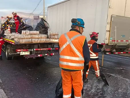 NUEVAMENTE CAMIÓN SUFRE CAÍDA DE CARGA DE LATAS DE CERVEZA EN PLENA AUTOPISTA