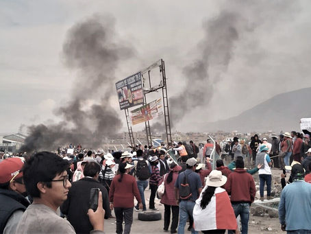 MANIFESTANTES PROVOCAN CIERRE DE AEROPUERTO: EXIGEN RENUNCIA DE PRESIDENTA BOLUARTE