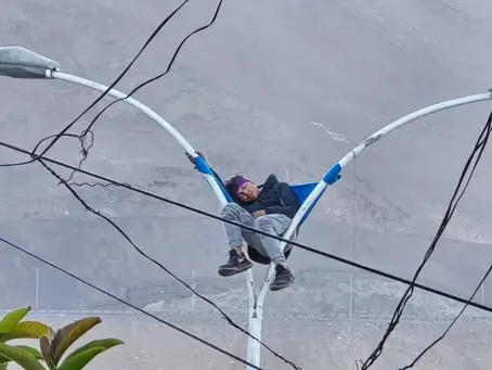 RESCATAN A HOMBRE QUE SE ENCONTRABA DURMIENDO EN UN POSTE EN IQUIQUE