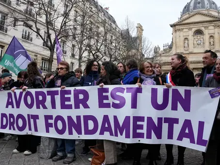 FRANCIA SE CONVIERTE EN EL PRIMER PAÍS DEL MUNDO EN CONSAGRAR EL DERECHO AL ABORTO EN LA CONSTITUCIÓN