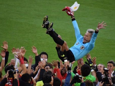 JUGADOR SE SACA LA CAMISETA PARA QUE ÁRBITRO QUE SE RETIRABA LE PUSIERA SU ÚLTIMA AMARILLA