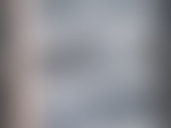 GRABAN ARRIESGADA MANIOBRA DE TRABAJADORA PARA LIMPIAR VENTANAS SIN NINGUNA SEGURIDAD