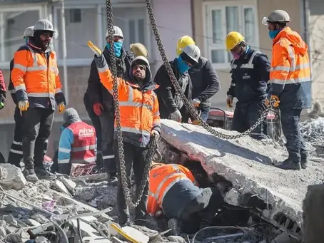 RESCATAN A NIÑO EN TURQUÍA QUE ESTUVO 182 HORAS ATRAPADO ENTRE ESCOMBROS