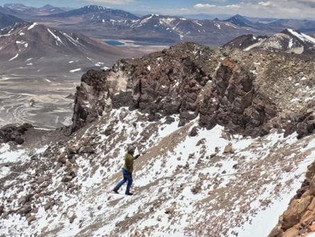 CHILENOS ROMPEN RÉCORD MUNDIAL DE HIGHLINE EN EL VOLCÁN OJOS DEL SALADO