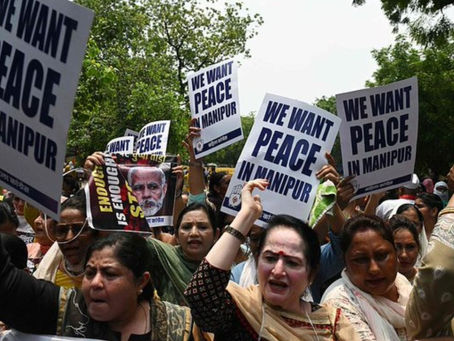 INDIGNACIÓN EN INDIA: TURBA DE HOMBRES OBLIGA A DOS MUJERES A CAMINAR DESNUDAS EN PÚBLICO