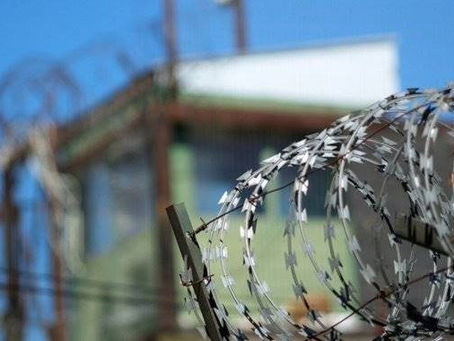 INSÓLITO: REO SE FUGA DE DE LA CÁRCEL ESCONDIDO EN UN CONTENEDOR DE BASURA