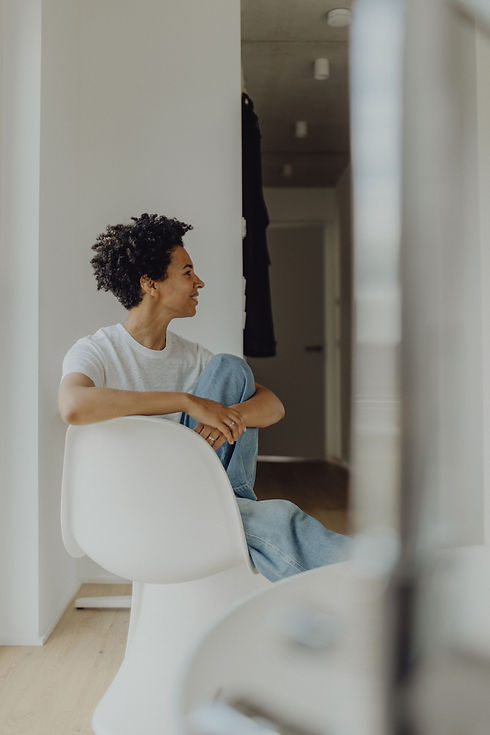 Anike Adiro, Architektin und Gründerin von YOUKÉ STUDIO, im natürlichen Licht eines Wohnraums – Haltung zwischen Architektur, Verbindung und gelebter Authentizität.