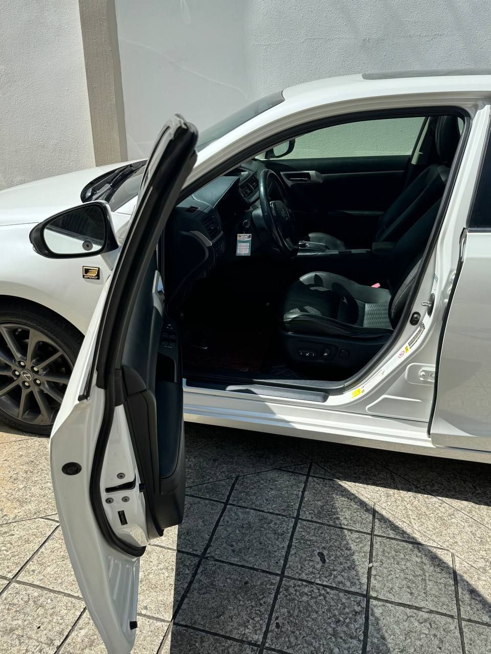 Thumbnail: Lexus CT200H 2012