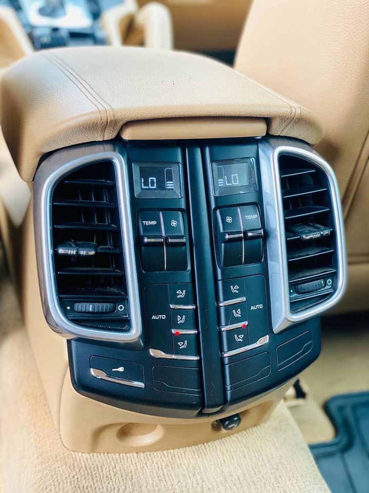 Thumbnail: Porche Cayenne 2012